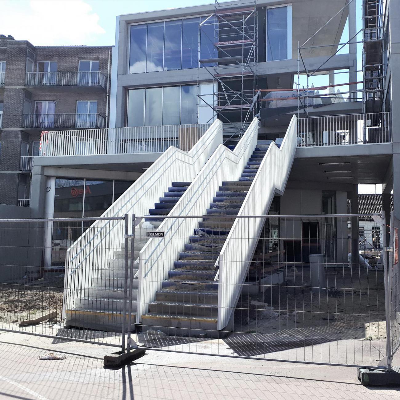 Plaatsing stalen trapleuningen