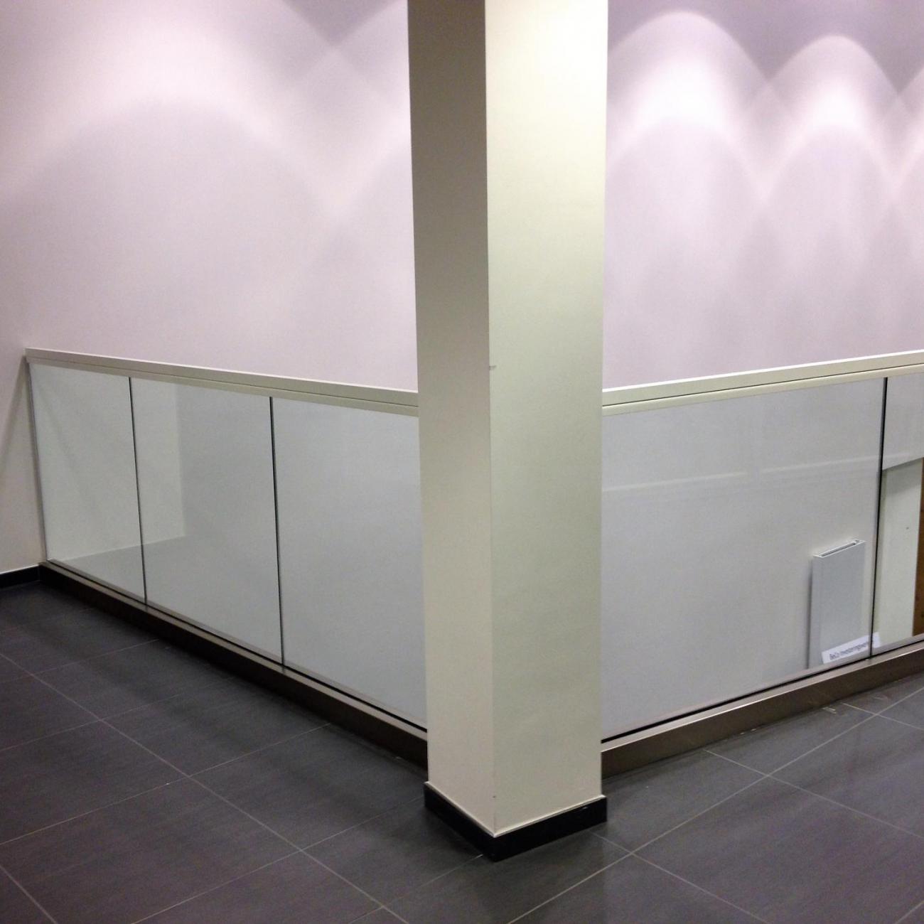 glazen binnenbalustrade