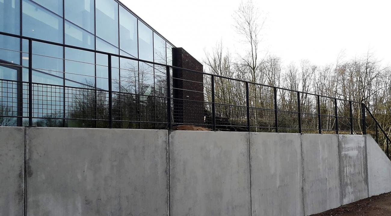zwartgelakte terrasbalustrade