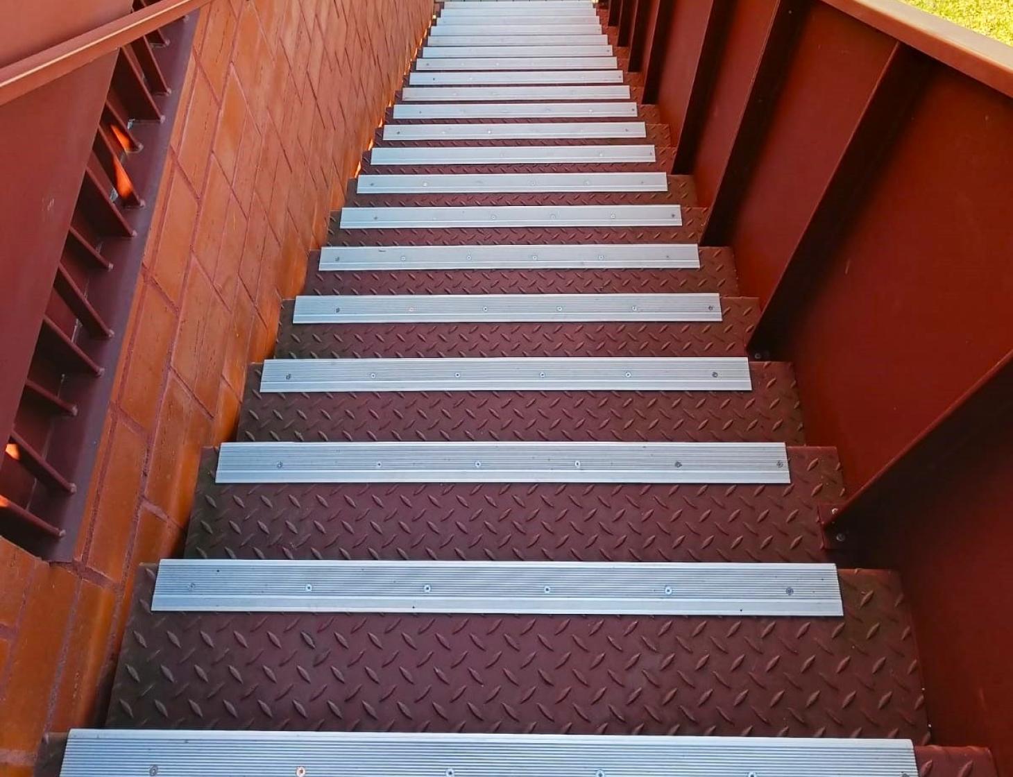 Anti-slip stroken metalen trap