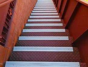 Anti-slip stroken metalen trap